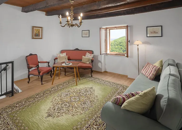 2 Bedroom Beautiful In Oprtalj