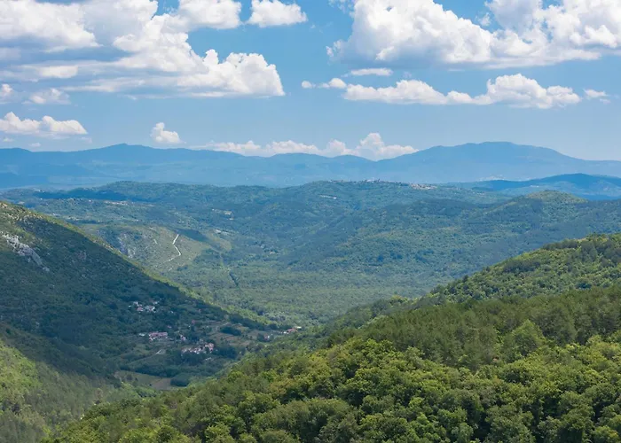 2 Bedroom Beautiful In Oprtalj