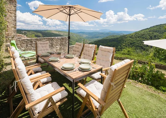 2 Bedroom Beautiful In Oprtalj