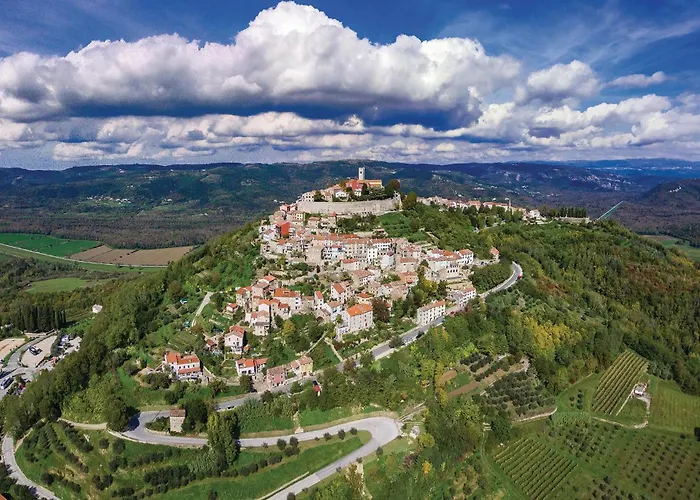 2 Bedroom Beautiful In Vakantiehuis Oprtalj